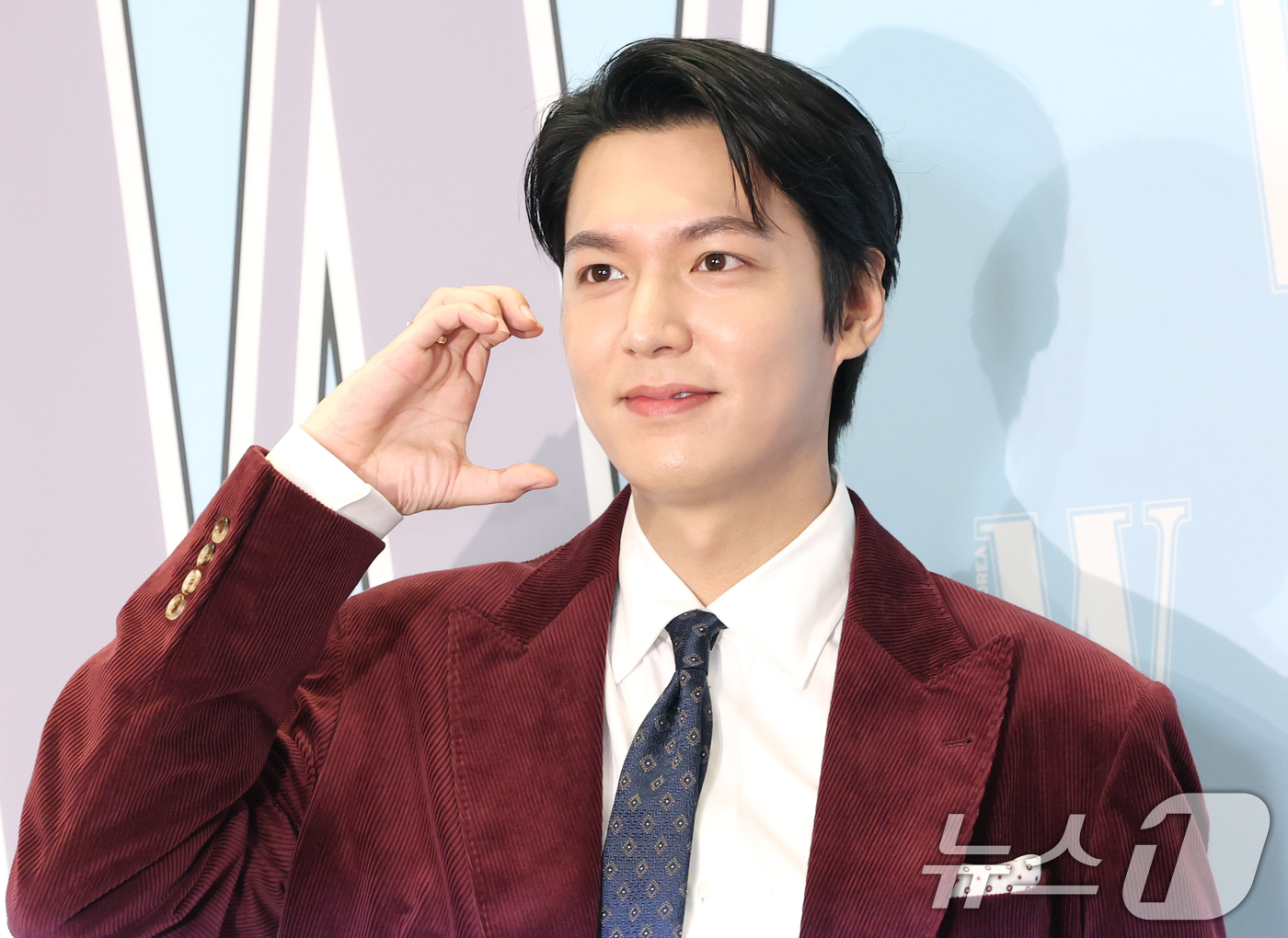 (서울=뉴스1) 권현진 기자 = 배우 이민호가 15일 서울 종로구 포시즌스 호텔에서 열린 ‘제20회 유방암 인식 향상 캠페인 자선 행사’에서 포즈를 취하고 있다. 2025.10.1 …