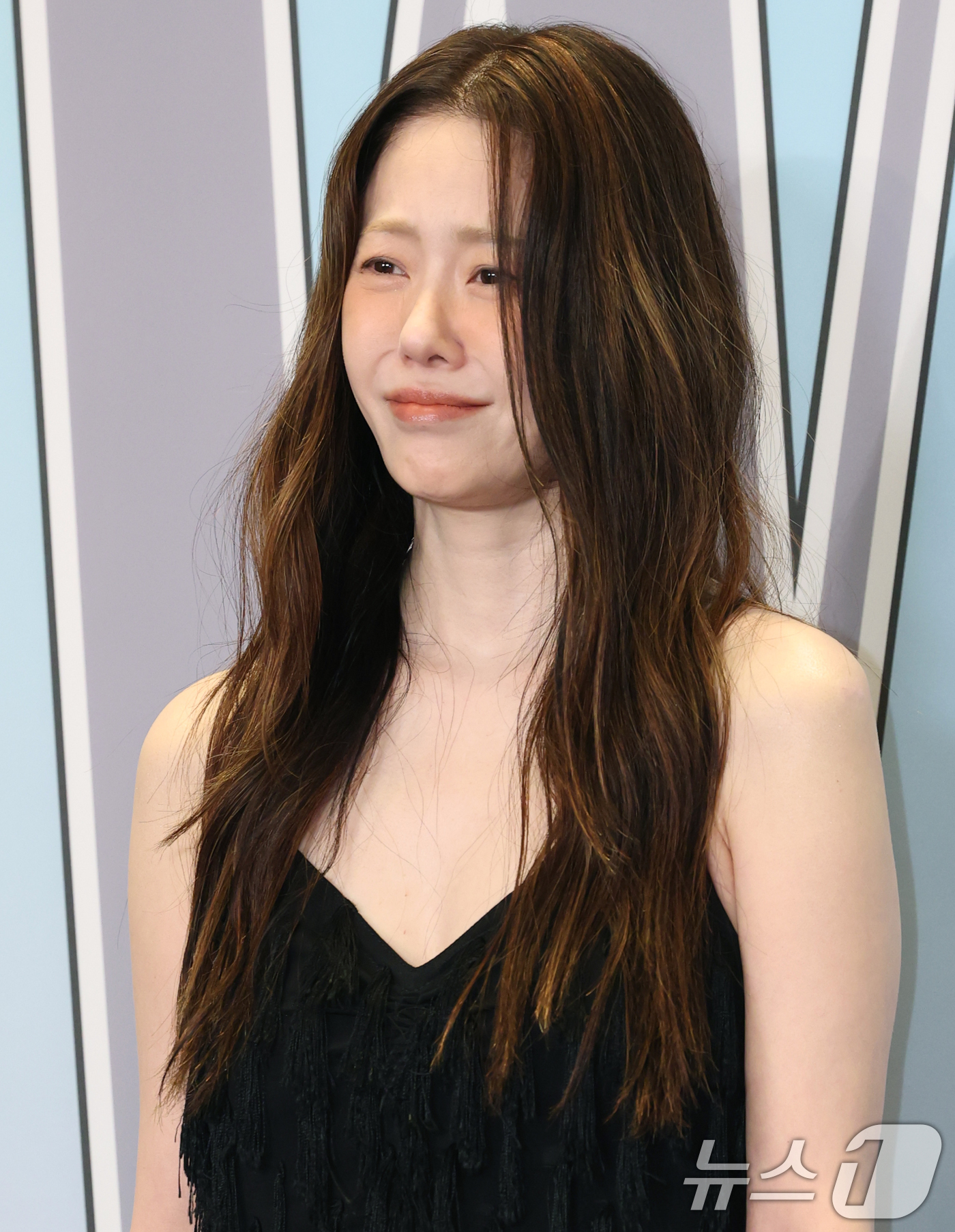 (서울=뉴스1) 권현진 기자 = 배우 고현정이 15일 서울 종로구 포시즌스 호텔에서 열린 ‘제20회 유방암 인식 향상 캠페인 자선 행사’에 참석해 하트 포즈를 요청하는 취재진을 향 …