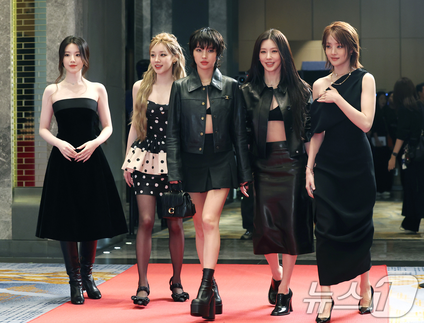 (서울=뉴스1) 권현진 기자 = 아이들 슈화(왼쪽부터)와 우기, 소현, 미연, 민니가 15일 서울 종로구 포시즌스 호텔에서 열린 ‘제20회 유방암 인식 향상 캠페인 자선 행사’에 …