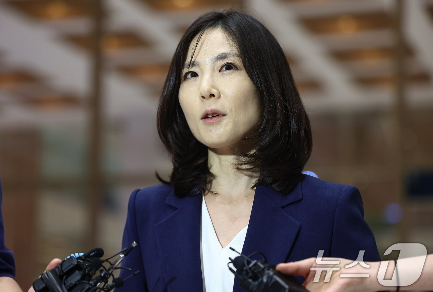 본문 이미지 - 캄보디아 사태 정부합동대응팀 단장을 맡은 김진아 외교부 2차관이 15일&#40;현지시간&#41; 캄보디아 태초국제공항을 통해 입국하며 취재진 질문에 답하고 있다. 정부합동대응팀은 캄보디아 당국과 구금된 내국인 송환, 한국 경찰 주재관·협력관 추가 파견 등 공조 체계에 대해 논의할 예정이다. 2025.10.16/뉴스1 ⓒ News1 김도우 기자