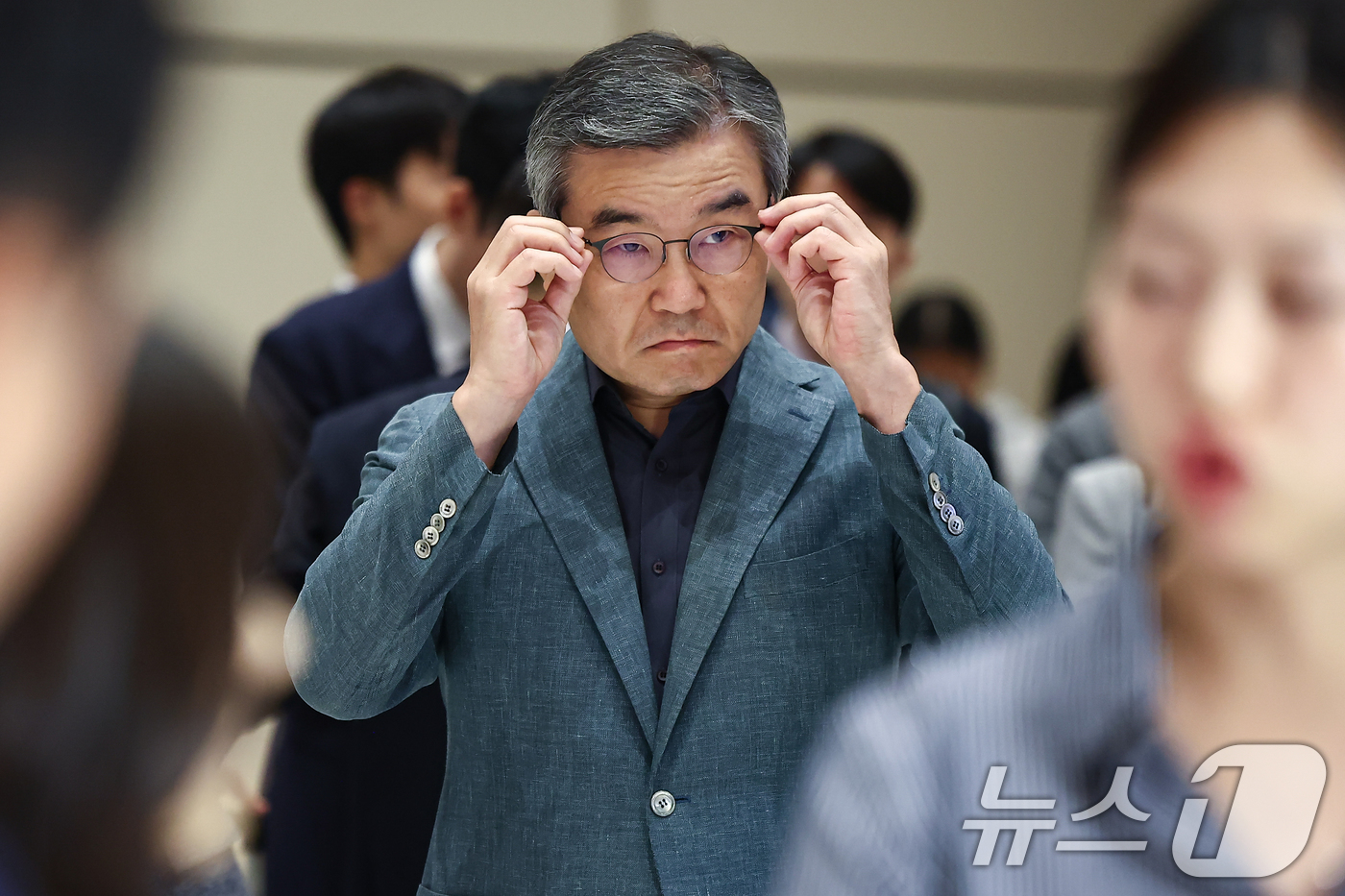 (타크마우(캄보디아)=뉴스1) 김도우 기자 = 박성주 경찰청 국가수사본부장이 캄보디아 정부합동대응팀의 일원으로 15일(현지시간) 캄보디아 태초국제공항을 통해 입국하며 안경을 고쳐쓰 …