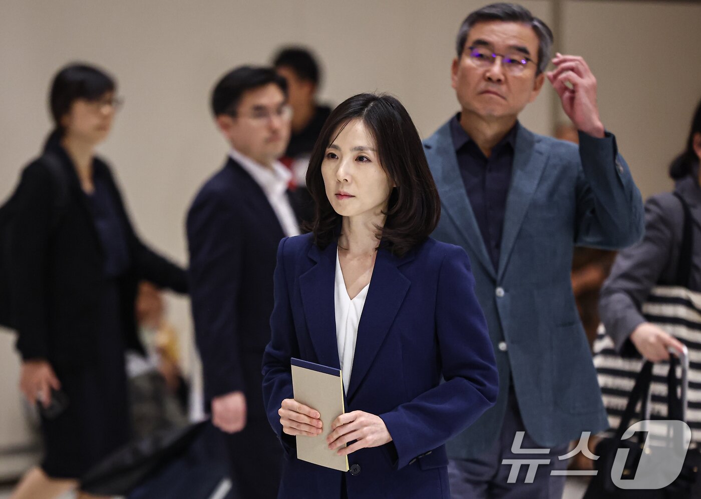 본문 이미지 - 김진아 외교부 2차관, 박성주 경찰청 국가수사본부장 등 법무부, 경찰청, 국정원으로 구성된 캄보디아 사태 정부합동대응팀이 15일(현지시간) 캄보디아 태초국제공항을 통해 입국하고 있다. 정부합동대응팀은 캄보디아 당국과 구금된 내국인 송환, 한국 경찰 주재관·협력관 추가 파견 등 공조 체계에 대해 논의할 예정이다. 2025.10.16/뉴스1 ⓒ News1 김도우 기자