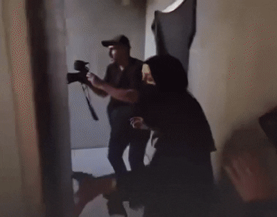 본문 이미지 - 15일&#40;현지시간&#41; 로이터에 따르면, 사진기자인 샤디 아부 시도는 지난해 3월 18일 가자지구의 알시파 병원에서 이스라엘군에 끌려가 구금됐다가 석방 대상자에 포함돼 칸유니스의 자택에서 가족과 재회했다. ⓒ 뉴스1