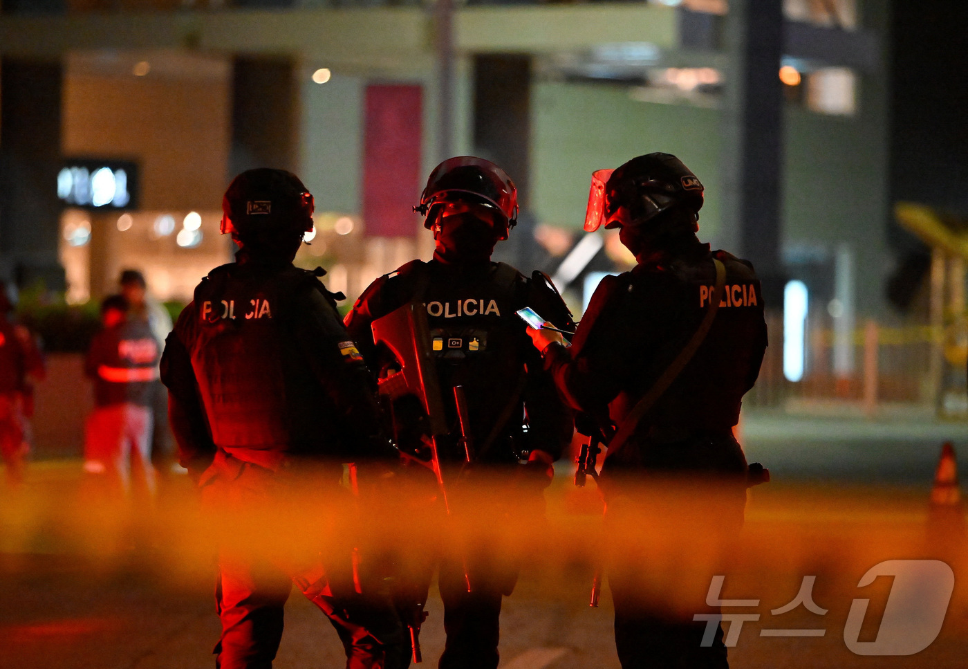 (과야킬 로이터=뉴스1) 윤다정 기자 = 14일(현지시간) 에콰도르 과야킬의 한 쇼핑몰 밖에서 차량이 폭발한 현장에서 경찰관들이 경계를 서고 있다. 2025.10.14.ⓒ 로이터= …