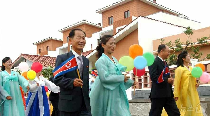 (평양 노동신문=뉴스1) = 북한 노동당 기관지 노동신문은 16일 안주시 송학농장에 현대적인 문화주택들이 들어섰다고 보도했다 [국내에서만 사용가능. 재배포 금지. DB 금지. Fo …