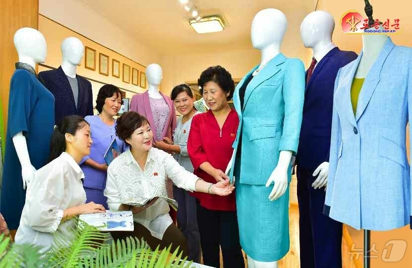 (평양 노동신문=뉴스1) = 북한 노동당 기관지 노동신문은 16일 보통강구역종합양복점 류경양복점 직원들을 조명하며 "누구나 밝고 환한 모습으로 가꾸어준다"고 보도했다. [국내에서만 …