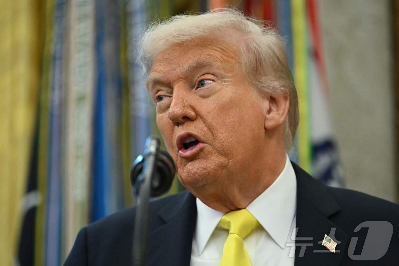 (워싱턴DC AFP=뉴스1) 류정민 특파원 = 도널드 트럼프 미국 대통령이 15일(현지시간) 미국 워싱턴DC 백악관에서 열린 기자회견에서 발언하고 있다. 2025.10.15.ⓒ A …