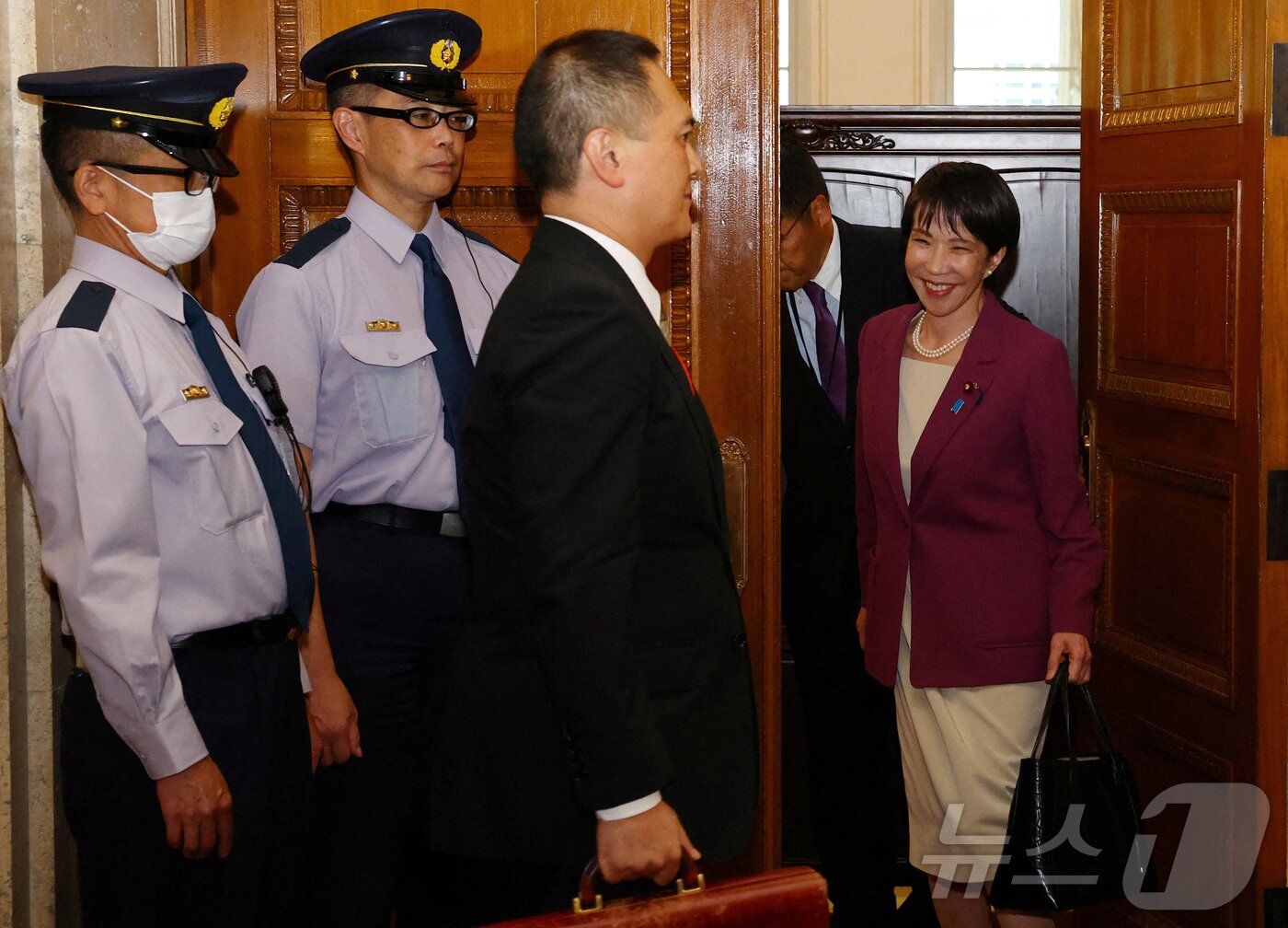 본문 이미지 - 다카이치 사나에 일본 자민당 총재가 15일 다마키 유이치로 국민민주당 대표와의 회담 후 웃으면서 장소를 떠나고 있다. 2025.10.15 ⓒ 로이터=뉴스1 ⓒ News1 강민경 기자