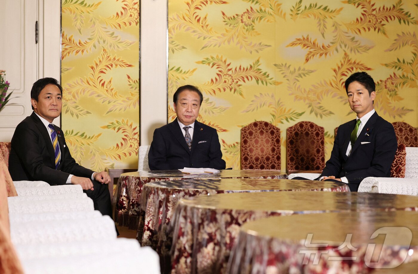 본문 이미지 - 왼쪽부터 다마키 유이치로 국민민주당 대표, 노다 요시히코 입헌민주당 대표, 후지타 후미타케 일본유신회 공동대표. 이들은 15일 도쿄에서 모여 협력 방안을 논의했다. 2025.10.15 ⓒ 로이터=뉴스1 ⓒ News1 강민경 기자