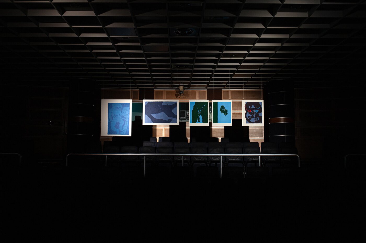 본문 이미지 - 차연서,'축제', 2023, 페이퍼컷 콜라주(닥종이에 채색 故 차동하), 가변설치, ('혀 달린 비', 아트선재센터, 서울, 2024), 사진 남서원, (아트선재센터 제공)