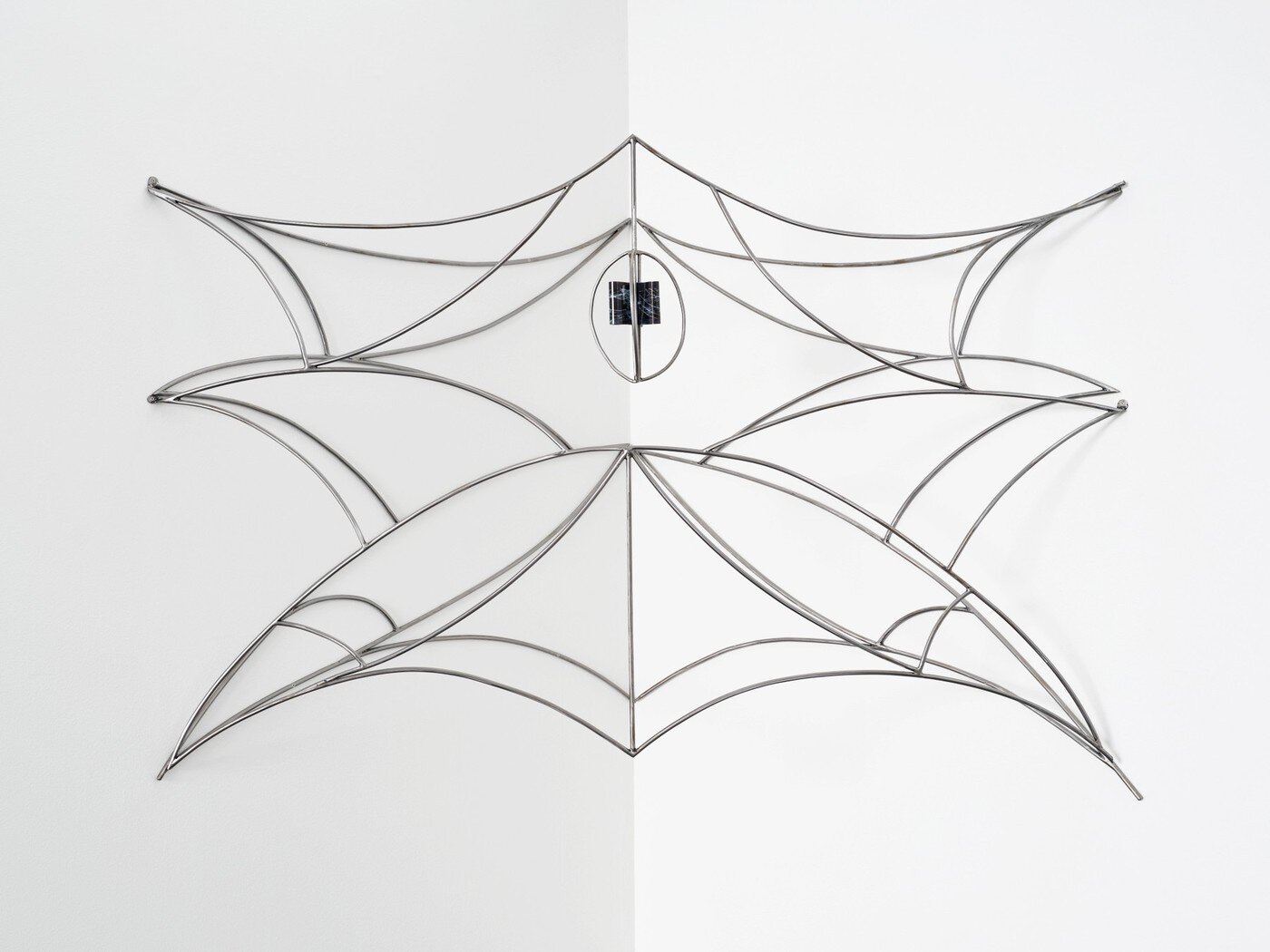 본문 이미지 - 허지은,'Spinnerets', 2025, 철, 필름에 드로잉, 121.92 &times; 182.88 &times; 132.8cm, 사진 아르게니스 아폴리나리오, (허지은 제공)