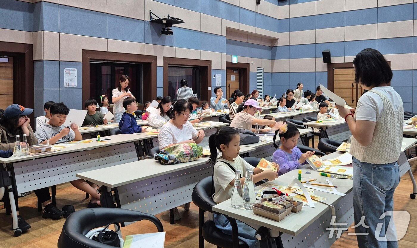 본문 이미지 - 계룡시종합사회복지관은 지난 15일 계룡문화예술의전당에서 찾아가는 문화공연 ‘백유연 작가와 함께하는 들꽃식혜 북콘서트’를 성공적으로 진행했다. (계룡시종합사회복지관 제공. 재판매 및 DB금지) 2025.10.15/뉴스1