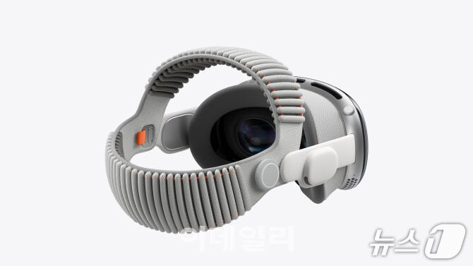 본문 이미지 - 새 스트랩 탑재한 M5 비전 프로(애플 제공)/뉴스1