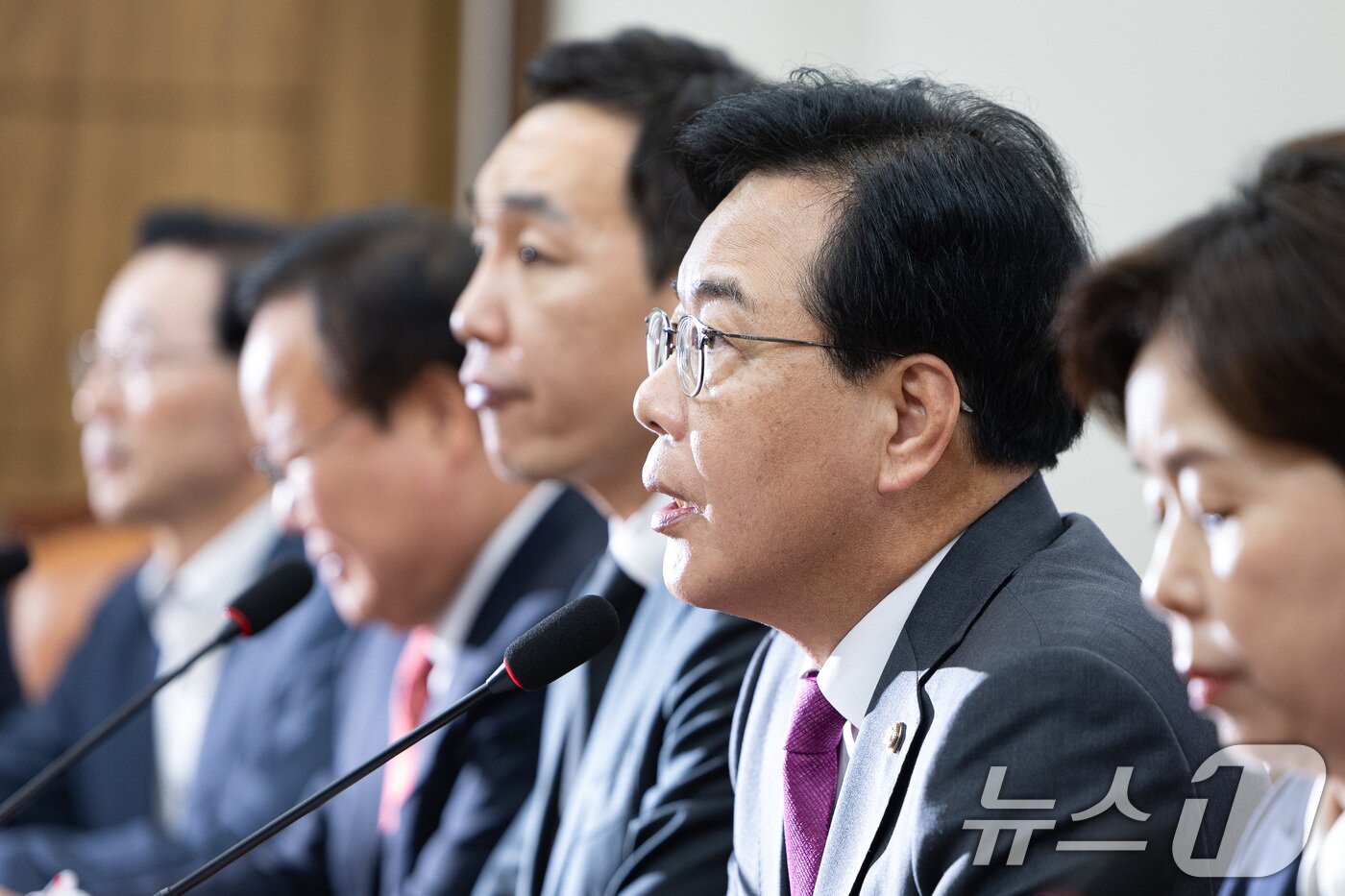 본문 이미지 - 송언석 국민의힘 원내대표가 16일 서울 여의도 국회에서 열린 최고위원회의에서 모두 발언을 하고 있다. 2025.10.16/뉴스1 ⓒ News1 유승관 기자