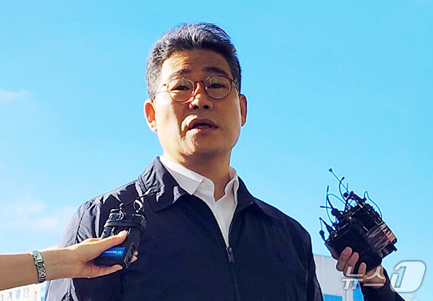 (서울=뉴스1) 권진영 기자 = 동부지검 마약 외압 수사 합수팀에 파견 지시를 받고 첫 출근한 백해룡 경정이 16일 서울 동부지검에서 취재진 질문에 답하고 있다.  2025.10. …