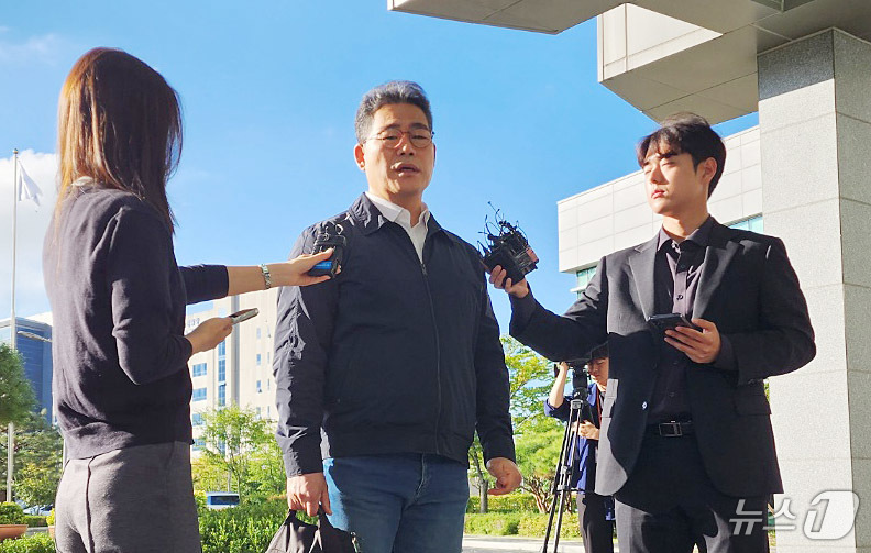 (서울=뉴스1) 권진영 기자 = 동부지검 마약 외압 수사 합수팀에 파견 지시를 받고 첫 출근한 백해룡 경정이 16일 서울 동부지검에서 취재진 질문에 답하고 있다.  2025.10. …