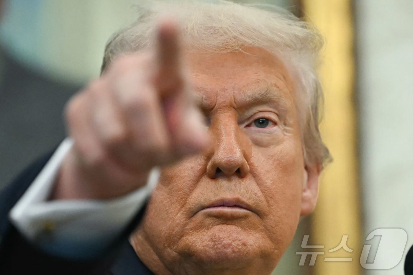 본문 이미지 - 도널드 트럼프 미국 대통령이 15일&#40;현지시간&#41; 워싱턴DC 백악관에서 연 기자회견 중 질문자를 지명하고 있다. 2025.10.15. ⓒ AFP=뉴스1 ⓒ News1 류정민 특파원