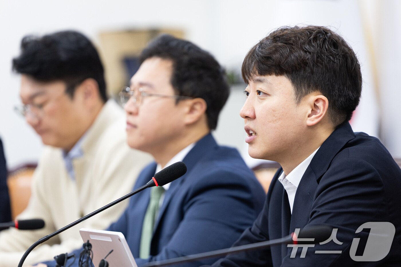 본문 이미지 - 이준석 개혁신당 대표가 16일 서울 여의도 국회에서 열린 최고위원회의에서 모두 발언을 하고 있다. 2025.10.16/뉴스1 ⓒ News1 유승관 기자