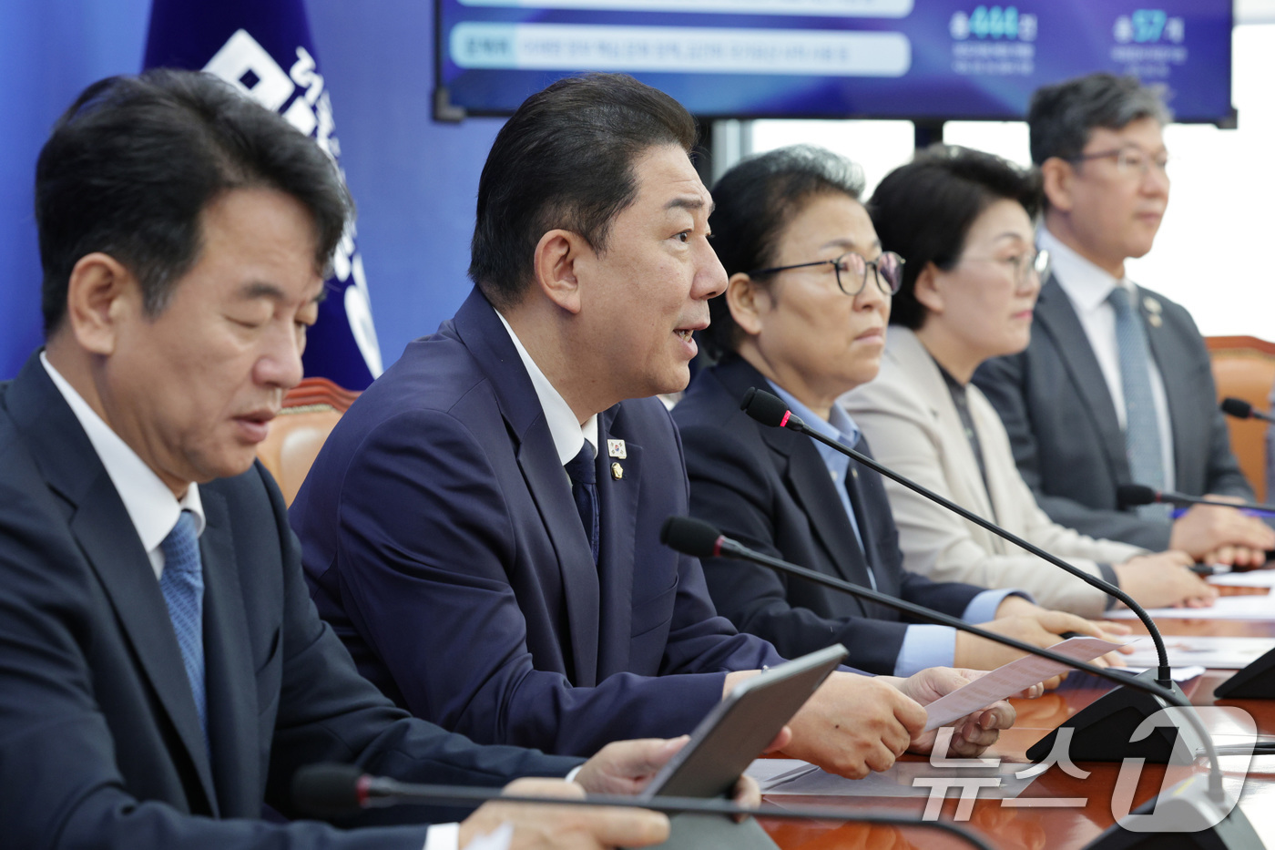 (서울=뉴스1) 신웅수 기자 = 김병기 더불어민주당 원내대표가 16일 서울 여의도 국회에서 열린 국정감사 대책회의에서 발언하고 있다. 2025.10.16/뉴스1