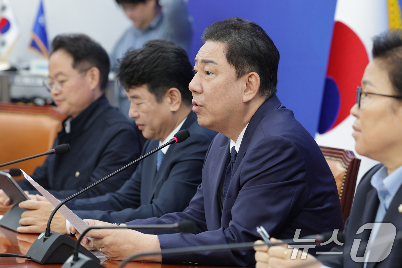 (서울=뉴스1) 신웅수 기자 = 김병기 더불어민주당 원내대표가 16일 서울 여의도 국회에서 열린 국정감사 대책회의에서 발언하고 있다. 2025.10.16/뉴스1