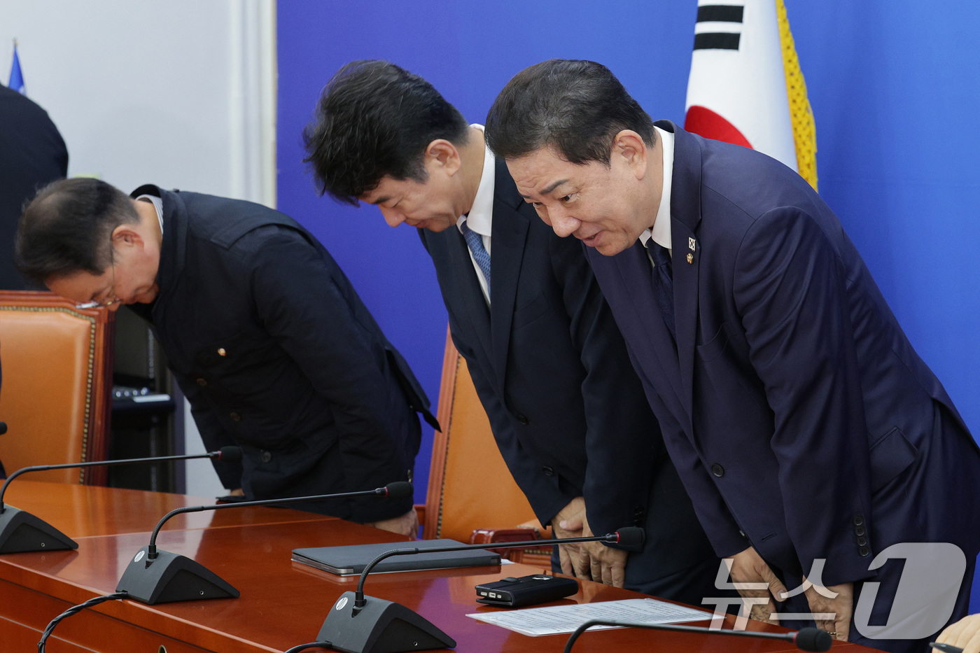 (서울=뉴스1) 신웅수 기자 = 김병기 더불어민주당 원내대표가 16일 서울 여의도 국회에서 열린 국정감사 대책회의에 앞서 인사하고 있다. 2025.10.16/뉴스1