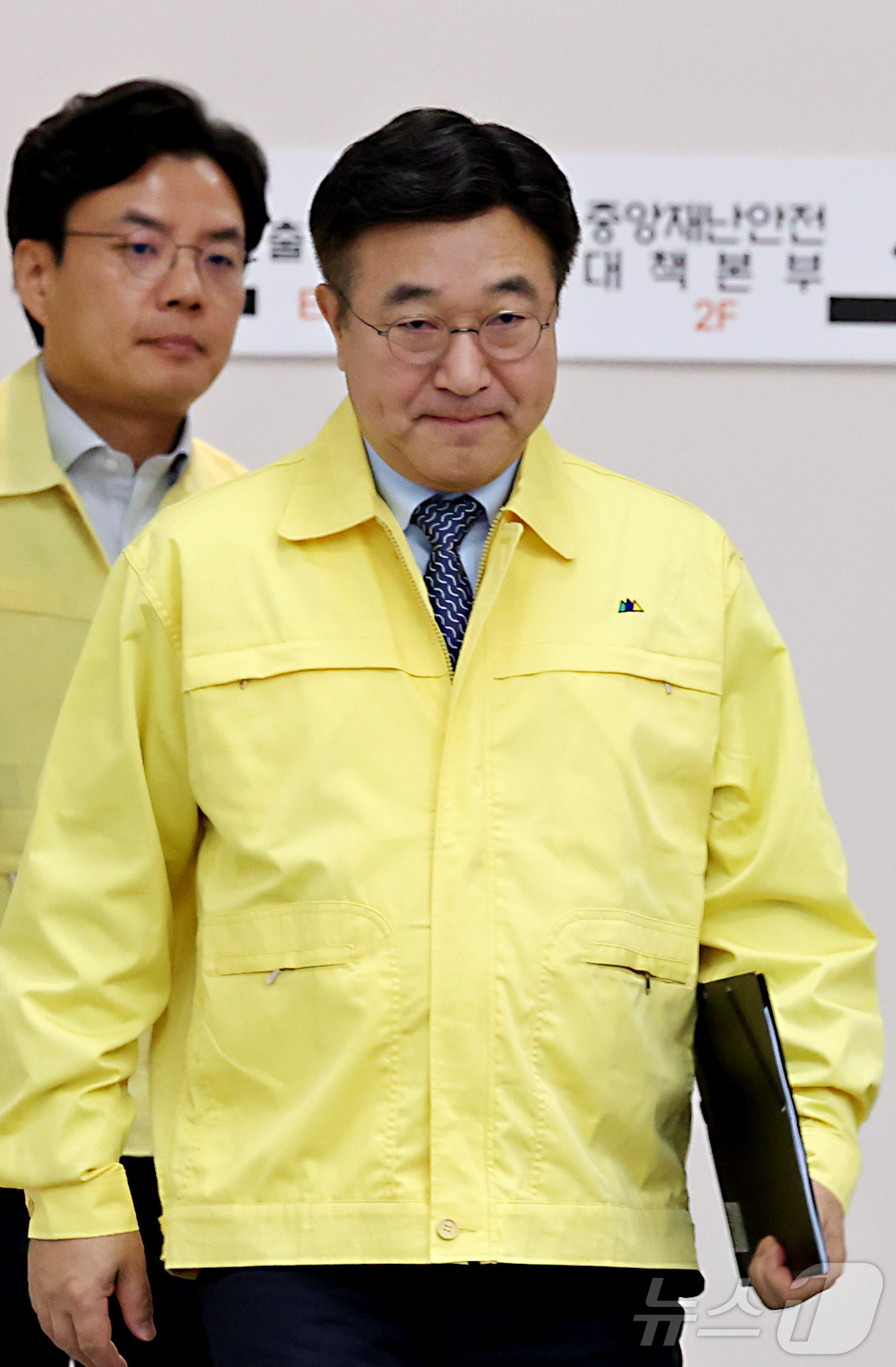 (세종=뉴스1) 김기남 기자 = 윤호중 행정안전부 장관이 16일 오전 세종시 정부세종청사 중앙재난안전상황실에서 열린 국가정보자원관리원 행정정보시스템 화재 관련 중대본 회의에 참석하 …