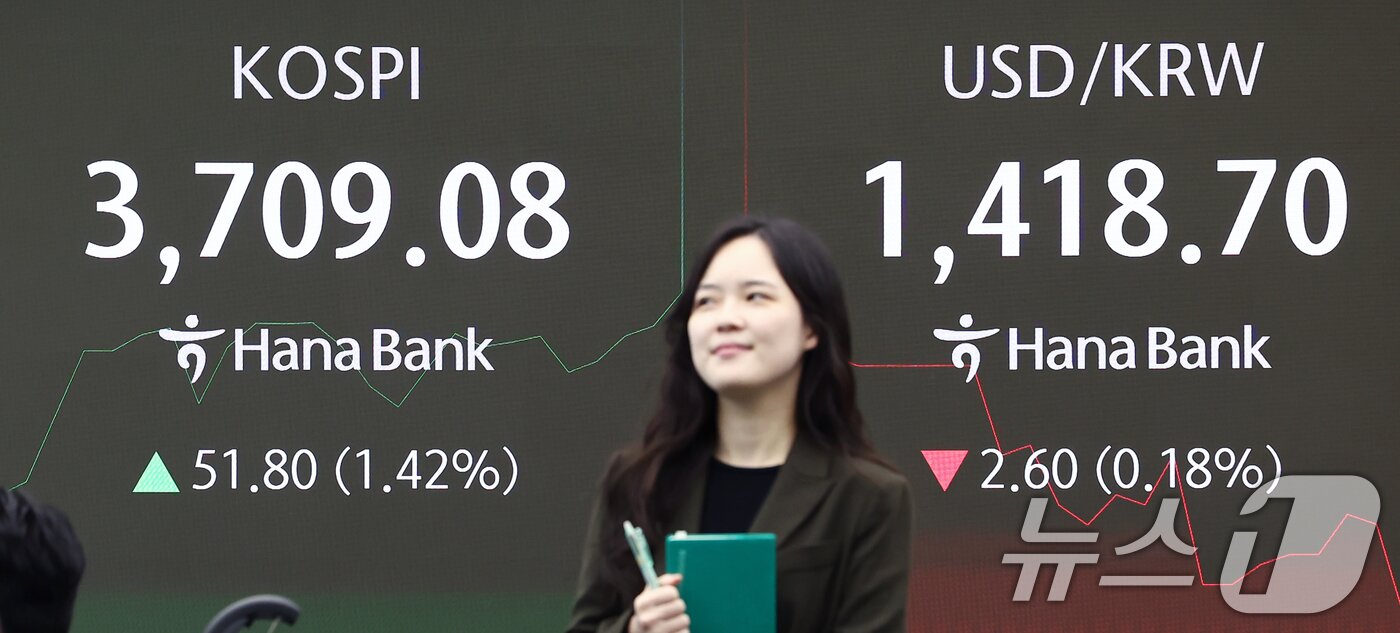 본문 이미지 - 16일 오전 서울 중구 하나은행 딜링룸 전광판에 개장 시황이 나오고 있다.  2025.10.16/뉴스1 ⓒ News1 김민지 기자