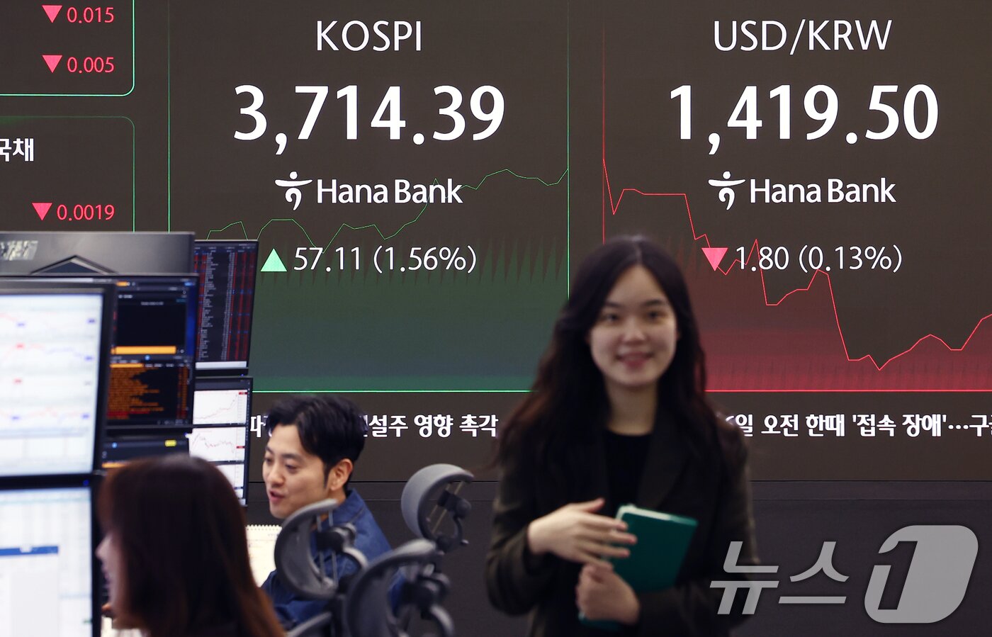 본문 이미지 - 16일 오전 서울 중구 하나은행 딜링룸 전광판에 개장 시황이 나오고 있다.  2025.10.16/뉴스1 ⓒ News1 김민지 기자