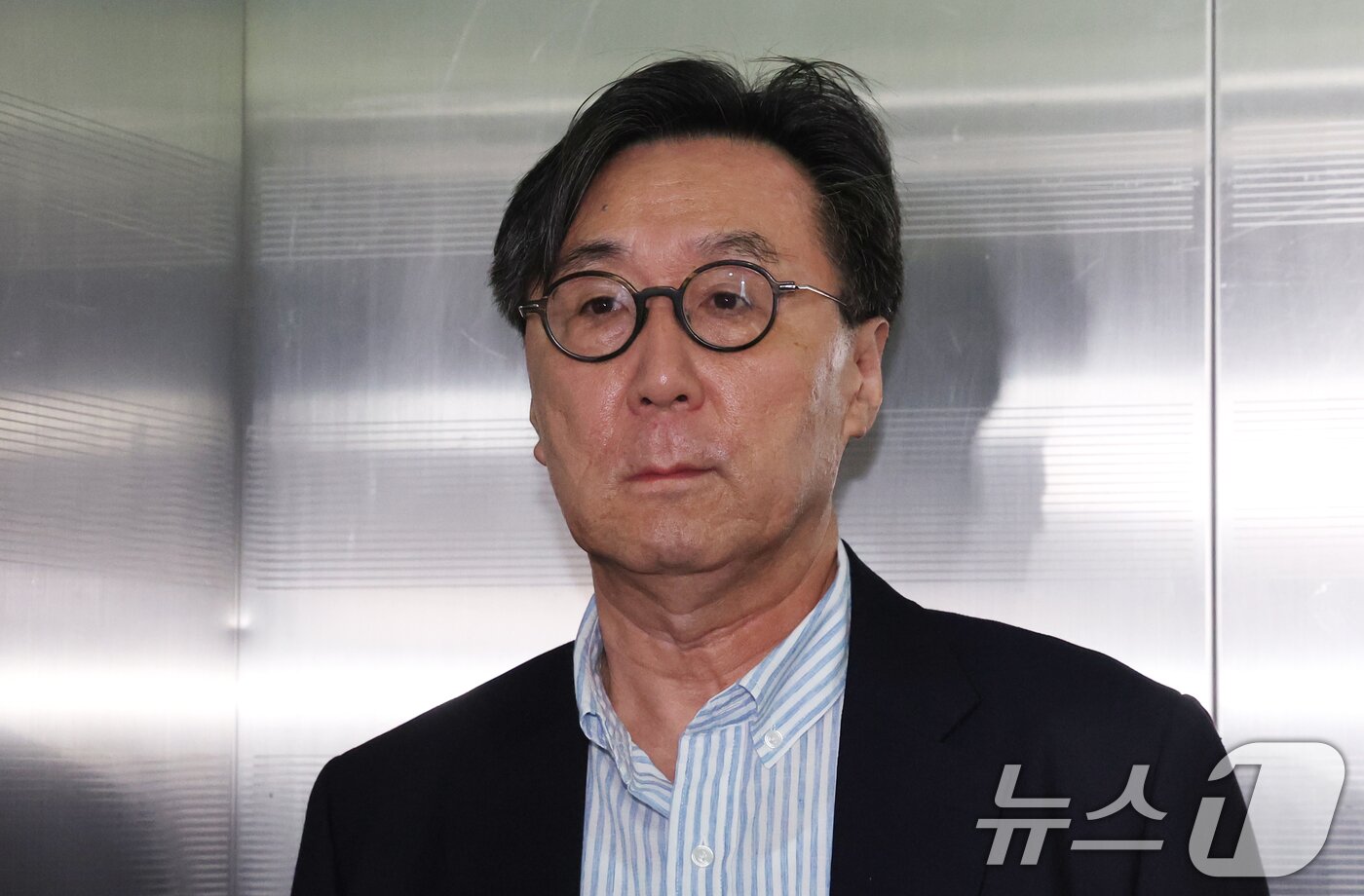 본문 이미지 - 장호진 전 국가안보실장이 16일 서울 서초구 순직해병 특검 사무실에 피의자 신분으로 조사를 받기 위해 출석하고 있다. 2025.10.16/뉴스1 ⓒ News1 김명섭 기자