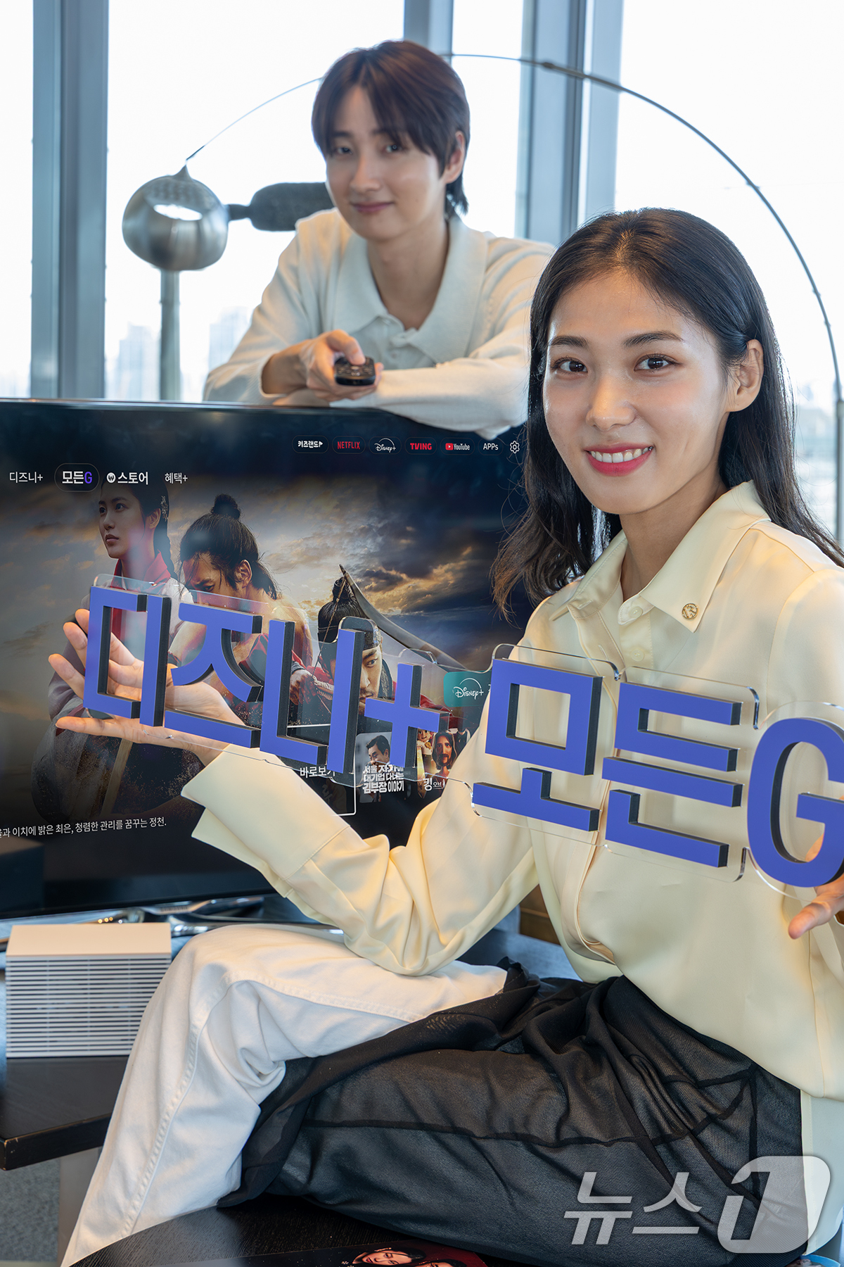 (서울=뉴스1) = KT가 실시간 채널과 VOD, 글로벌 OTT를 통합 제공하는 IPTV 요금제 '지니 TV 디즈니+ 모든G'를 오는 17일 출시한다고 16일 밝혔다.모델들이 '모 …