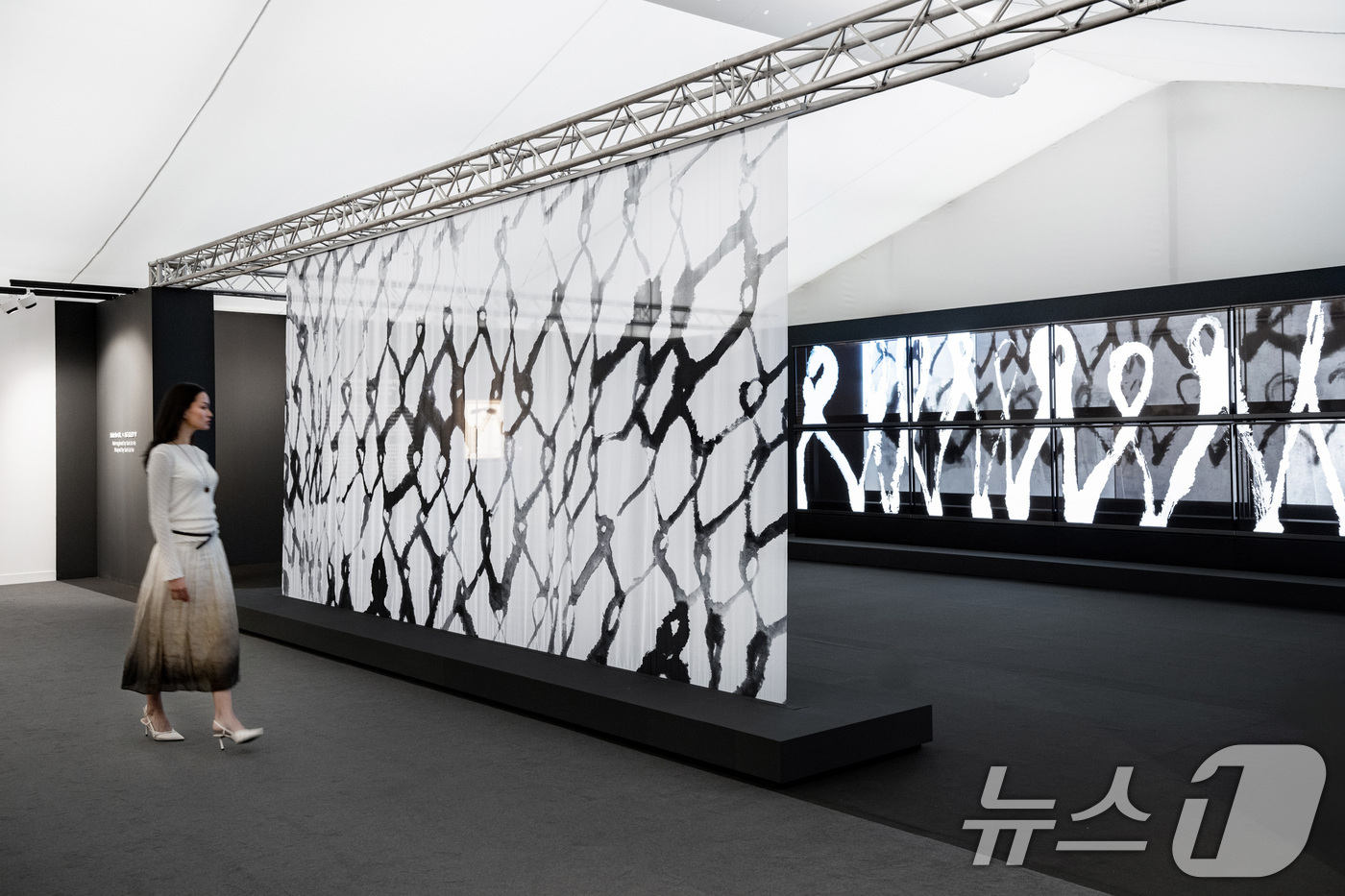 (서울=뉴스1) = LG전자가 영국 런던에서 열리는 세계적인 아트페어 프리즈 런던에서 수묵 추상의 거장 故 서세옥 화백의 작품을 재해석한 미디어아트를 선보인다고 16일 밝혔다.사진 …