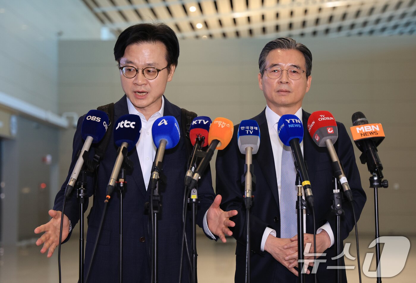 본문 이미지 - 김용범&#40;오른쪽&#41; 대통령실 정책실장과 김정관 산업부 장관이 미국과의 관세협상 후속 논의를 위해 16일 오전 인천 국제공항 제2터미널을 통해 미국으로 출국 전 취재진과 인터뷰를 갖고 있다. 2025.10.16/뉴스1 ⓒ News1 이호윤 기자