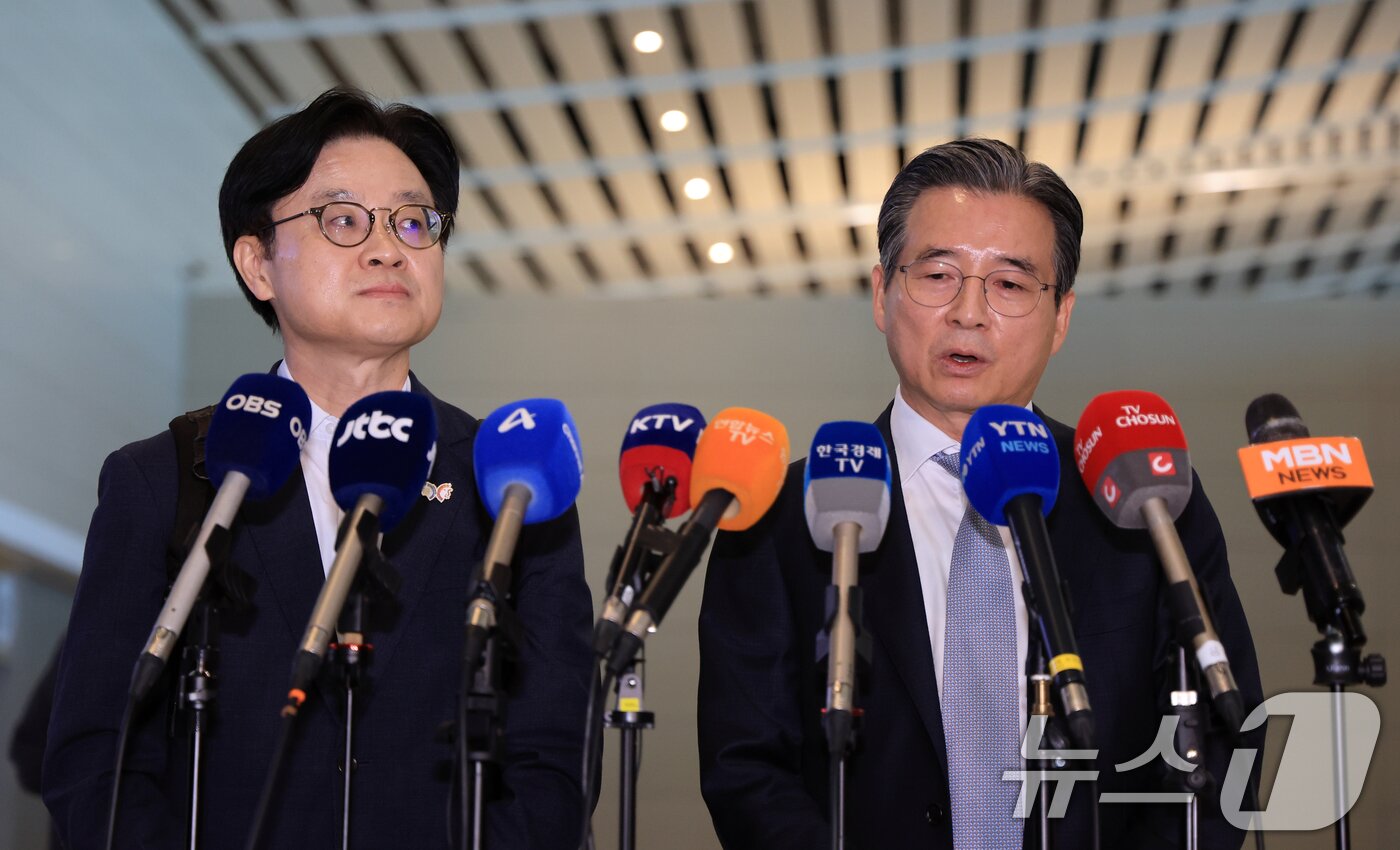 본문 이미지 - 김용범&#40;오른쪽&#41; 대통령실 정책실장과 김정관 산업부 장관이 미국과의 관세협상 후속 논의를 위해 16일 오전 인천 국제공항 제2터미널을 통해 미국으로 출국 전 취재진과 인터뷰를 갖고 있다. 2025.10.16/뉴스1 ⓒ News1 이호윤 기자