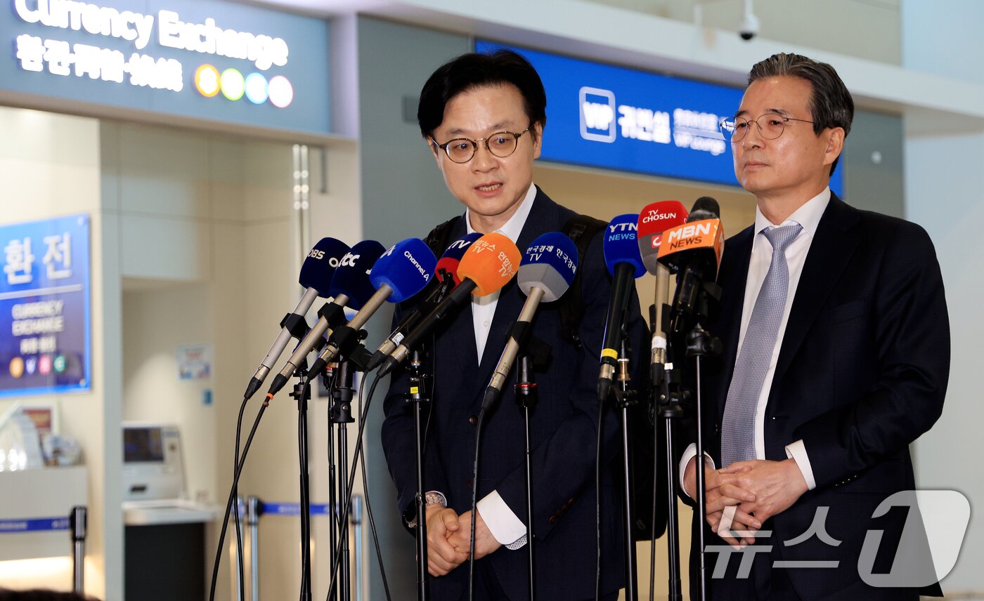 본문 이미지 - 김용범&#40;오른쪽&#41; 대통령실 정책실장과 김정관 산업부 장관이 미국과의 관세협상 후속 논의를 위해 16일 오전 인천 국제공항 제2터미널을 통해 미국으로 출국 전 취재진과 인터뷰를 갖고 있다. 2025.10.16/뉴스1 ⓒ News1 이호윤 기자
