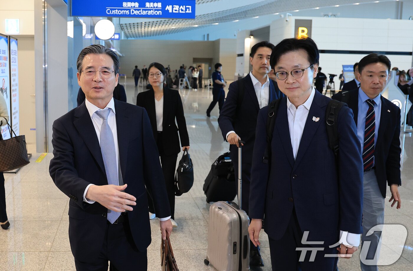 본문 이미지 - 김용범 대통령실 정책실장과 김정관 산업부 장관이 미국과의 관세협상 후속 논의를 위해 16일 오전 인천 국제공항 제2터미널을 통해 미국으로 출국하고 있다. 2025.10.16/뉴스1 ⓒ News1 이호윤 기자
