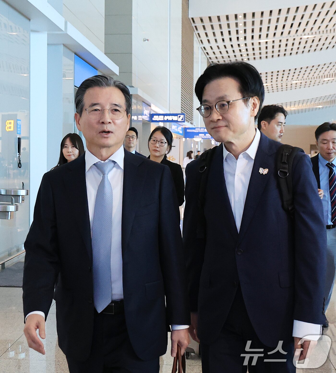 본문 이미지 - 김용범 대통령실 정책실장과 김정관 산업부 장관이 미국과의 관세협상 후속 논의를 위해 16일 오전 인천 국제공항 제2터미널을 통해 미국으로 출국하고 있다. 2025.10.16/뉴스1 ⓒ News1 이호윤 기자