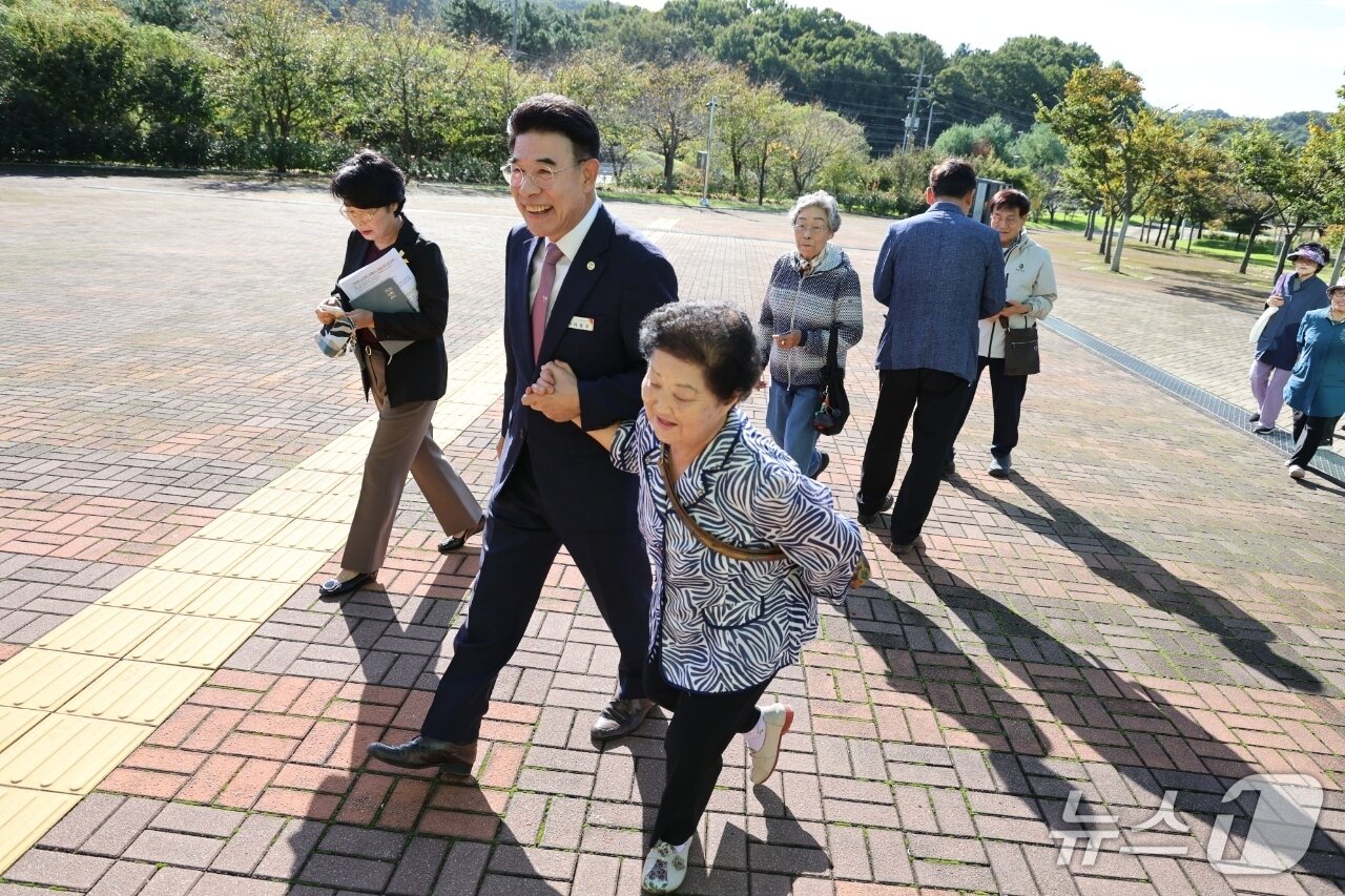 본문 이미지 - 제29회 노인의 날 기념행사 입장 모습 (계룡시 제공.재판매 및 DB금지)/뉴스1 
