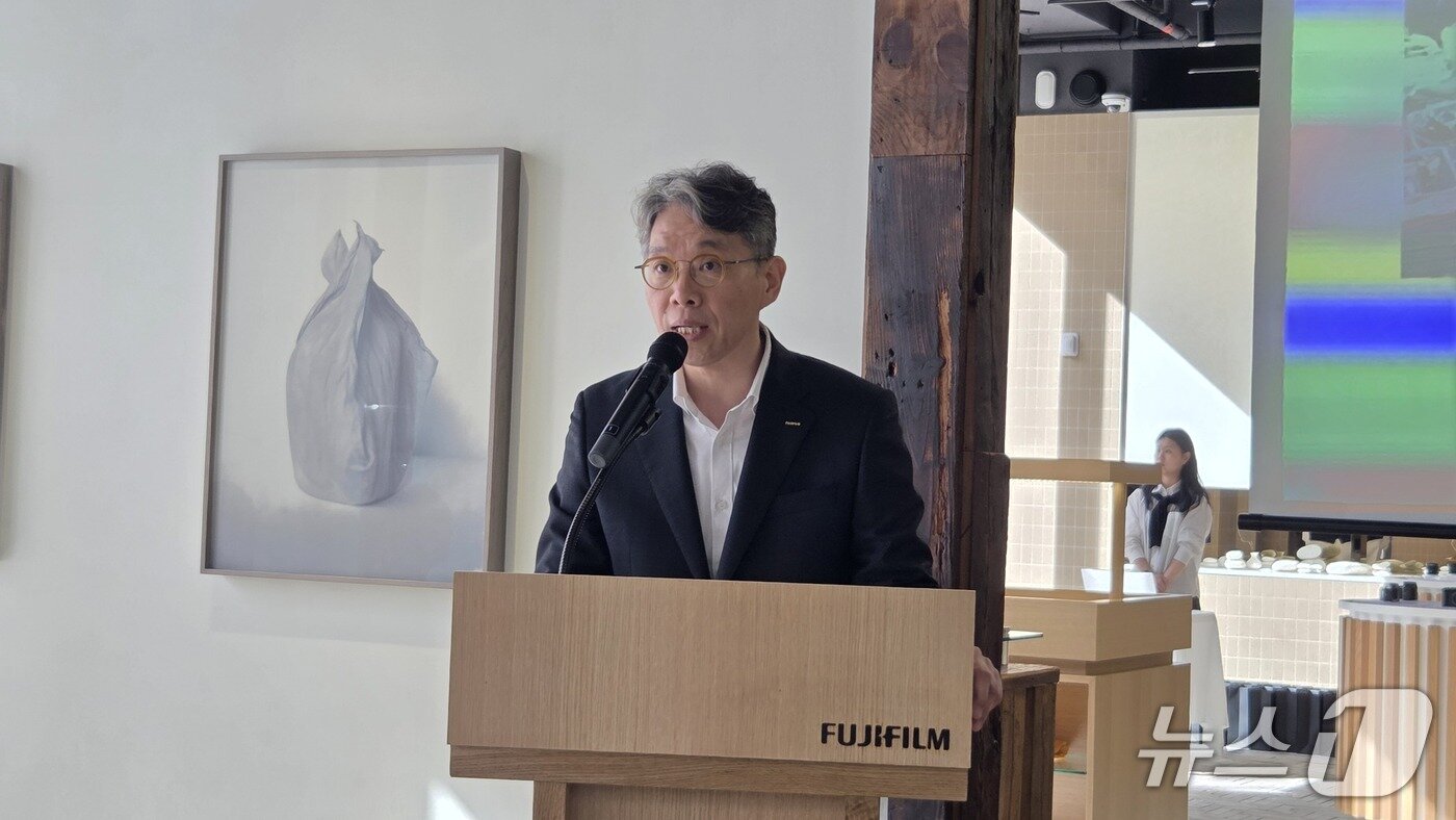 본문 이미지 - 임훈 후지필름코리아 사장이 하우스 오브 포토그래피 서울 개관 행사에서 발언하고 있다. 2025.10.16 뉴스1 ⓒ News1 김민석 기자