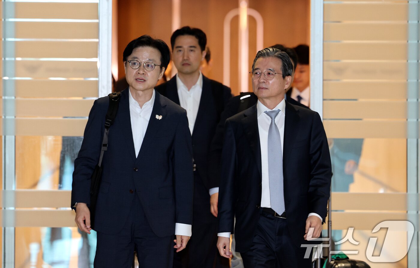 본문 이미지 - 김용범 대통령실 정책실장과 김정관 산업부 장관이 미국과의 관세협상 후속 논의를 위해 16일 오전 인천 국제공항 제2터미널을 통해 미국으로 출국하고 있다. 2025.10.16/뉴스1 ⓒ News1 이호윤 기자
