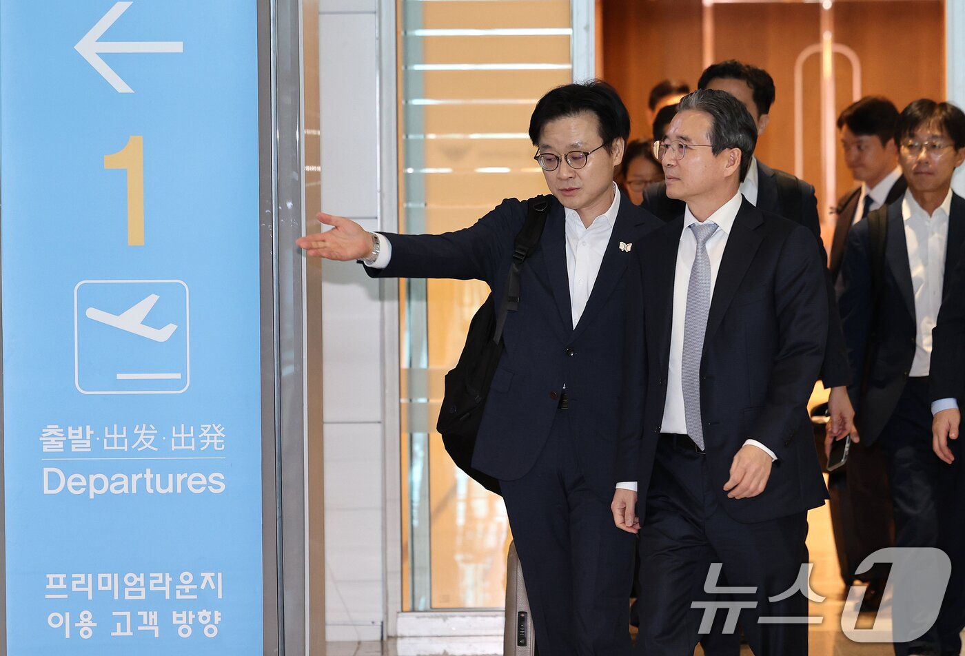 본문 이미지 - 김용범 대통령실 정책실장과 김정관 산업부 장관이 미국과의 관세협상 후속 논의를 위해 16일 오전 인천 국제공항 제2터미널을 통해 미국으로 출국하고 있다. 2025.10.16/뉴스1 ⓒ News1 이호윤 기자