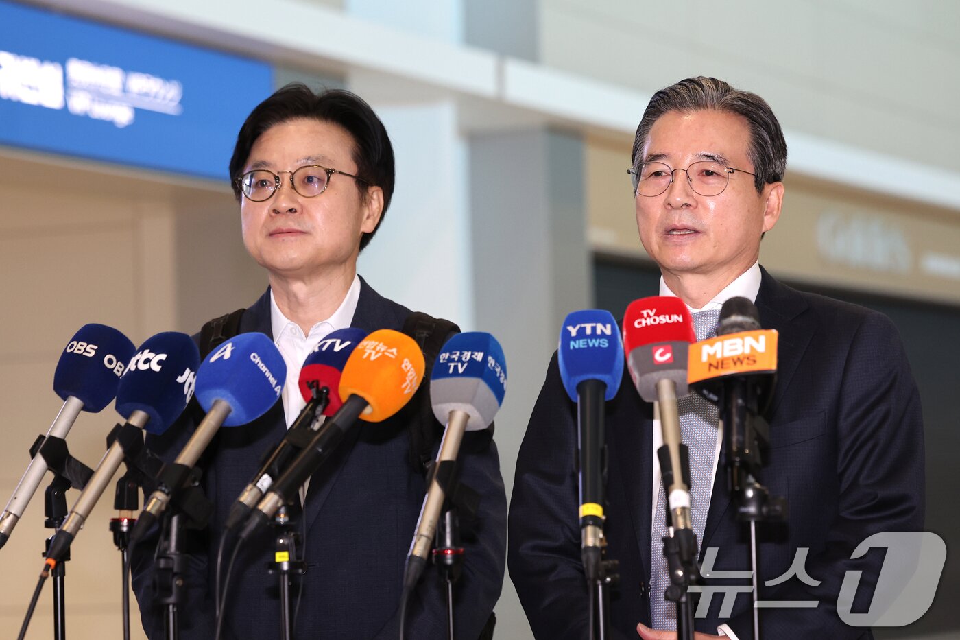 본문 이미지 - 김용범&#40;오른쪽&#41; 대통령실 정책실장과 김정관 산업부 장관이 미국과의 관세협상 후속 논의를 위해 16일 오전 인천 국제공항 제2터미널을 통해 미국으로 출국 전 취재진과 인터뷰를 갖고 있다. 2025.10.16/뉴스1 ⓒ News1 이호윤 기자