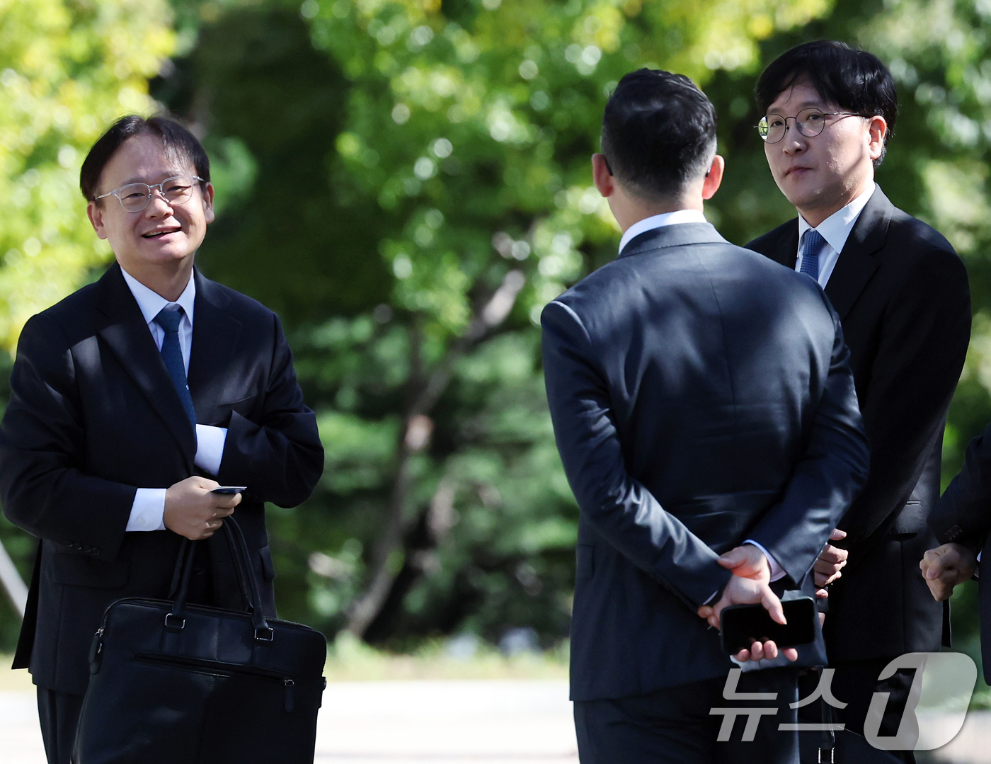 (서울=뉴스1) 박정호 기자 = 최태원 SK 회장 측 이재근, 민철기 변호사가 16일 오전 서울 서초동 대법원에서 파기환송 결정을 받고 나와 SK 관계자와 대화를 나누고 있다.대법 …