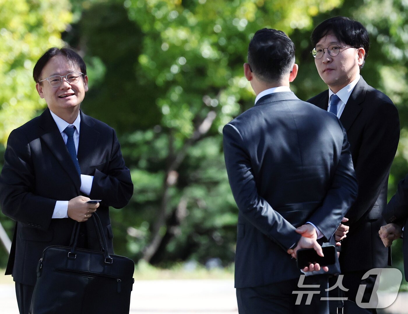 본문 이미지 - 최태원 SK 회장 측 이재근, 민철기 변호사가 16일 오전 서울 서초동 대법원에서 파기환송 결정을 받고 나와 SK 관계자와 대화를 나누고 있다.  2025.10.16/뉴스1 ⓒ News1 박정호 기자