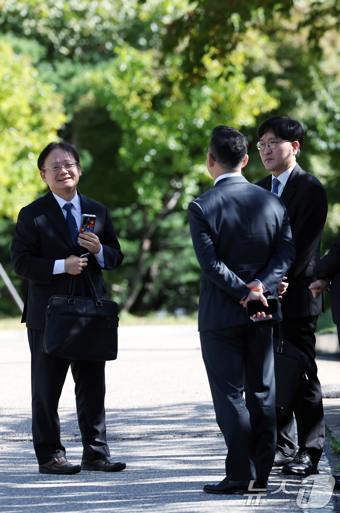 (서울=뉴스1) 박정호 기자 = 최태원 SK 회장 측 이재근, 민철기 변호사가 16일 오전 서울 서초동 대법원에서 파기환송 결정을 받고 나와 SK 관계자와 대화를 나누고 있다.대법 …