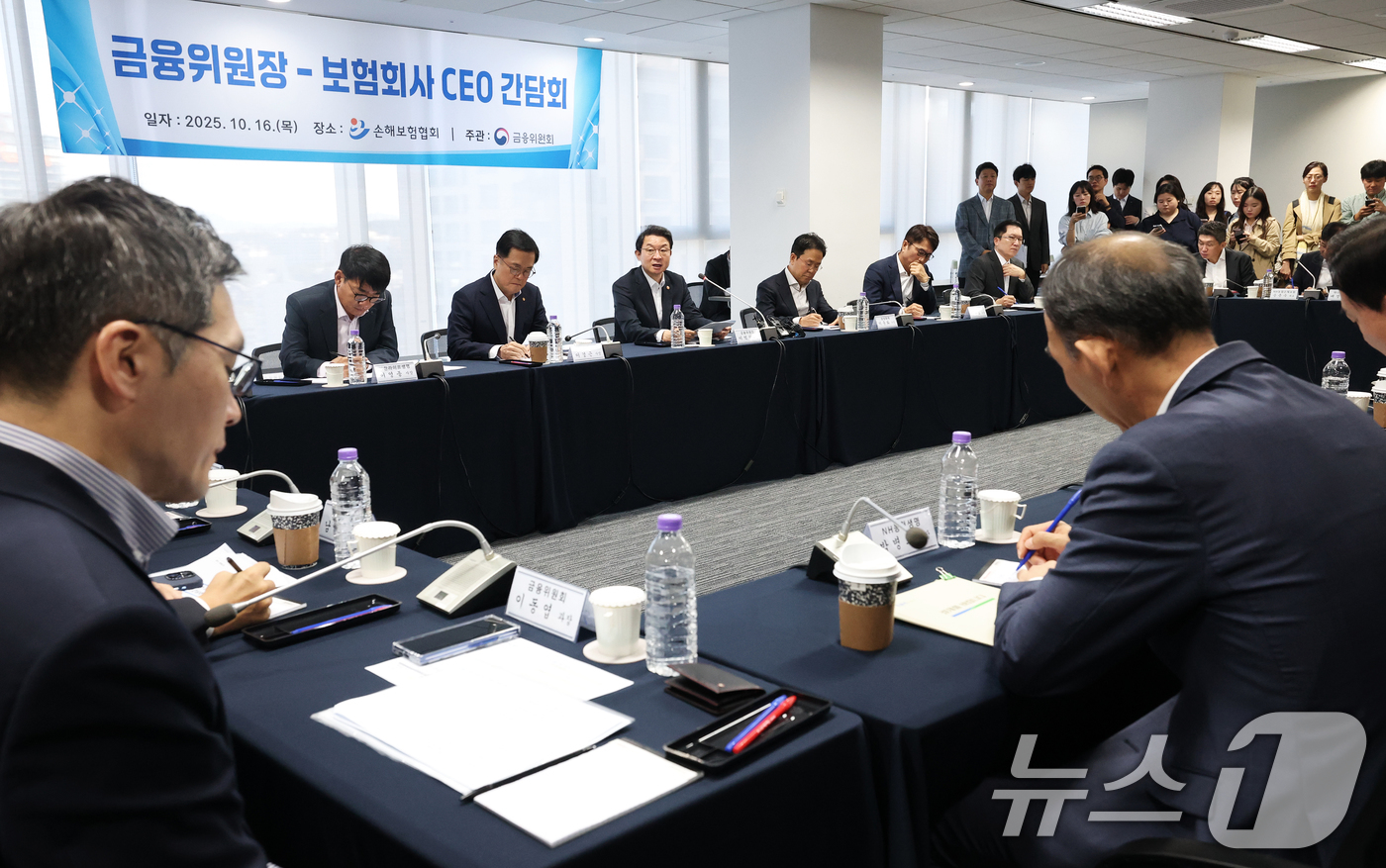 (서울=뉴스1) 오대일 기자 = 이억원 금융위원장이 16일 오전 서울 종로구 손해보험협회에서 열린 보험사 CEO 간담회에서 모두발언을 하고 있다.이날 간담회에서는 할인율 현실화 및 …