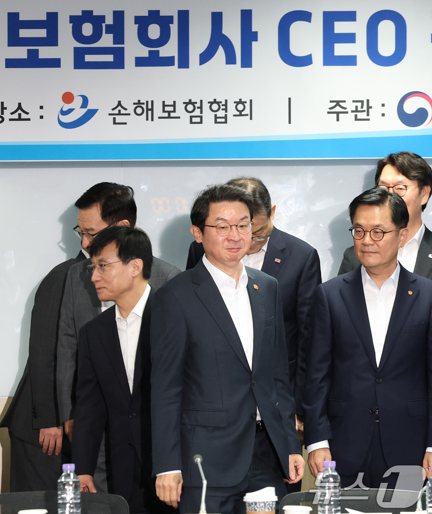 (서울=뉴스1) 오대일 기자 = 이억원 금융위원장이 16일 오전 서울 종로구 손해보험협회에서 열린 보험회사 CEO 간담회에서 생명보험협회, 손해보험협회 및 20개 보험회사 최고경영 …