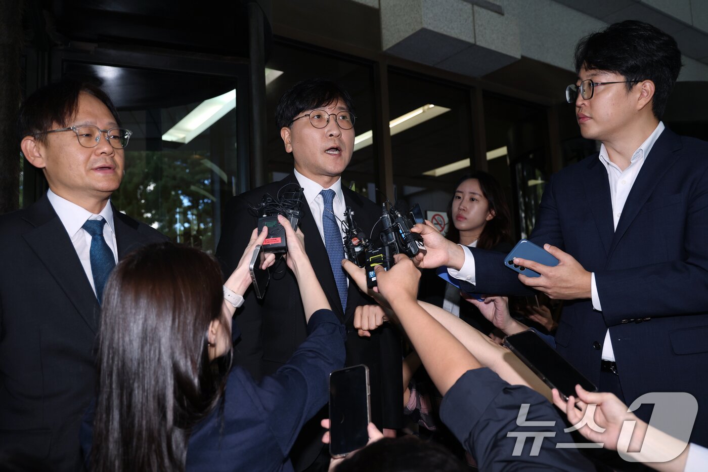 본문 이미지 - 최태원 SK 회장 측 이재근 변호사가 16일 오전 서울 서초동 대법원에서 파기환송 결정에 대한 입장을 밝히고 있다.  2025.10.16/뉴스1 ⓒ News1 박정호 기자