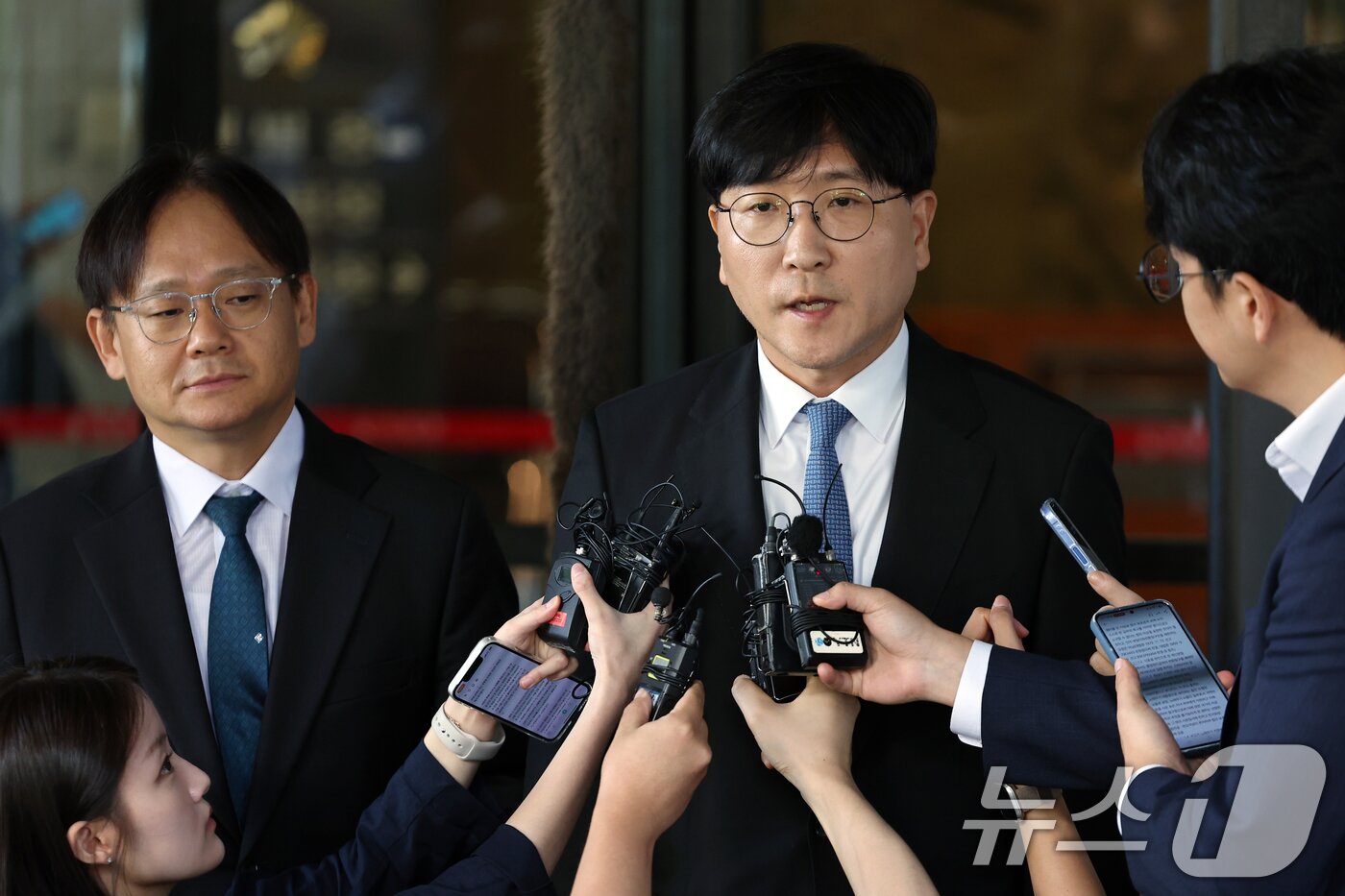 본문 이미지 - 최태원 SK 회장 측 이재근 변호사가 16일 오전 서울 서초동 대법원에서 파기환송 결정에 대한 입장을 밝히고 있다. 2025.10.16/뉴스1 ⓒ News1 박정호 기자