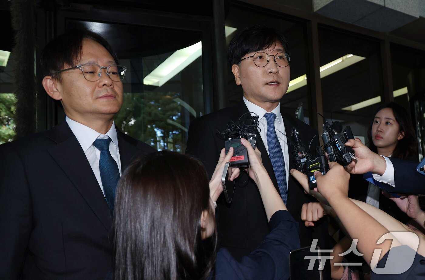 본문 이미지 - 최태원 SK 회장 측 이재근, 민철 변호사가 16일 오전 서울 서초동 대법원에서 파기환송 결정에 대한 입장을 밝히고 있다. 대법원 1부&#40;주심 서경환 대법관&#41;는 이날 최태원 SK그룹 회장과 노소영 아트센터 나비 관장 두 사람의 이혼 소송 상고심에서 &#34;최 회장이 노 관장에게 재산 분할금 1조3808억 원과 위자료 20억 원을 지급하라＂고 판결한 원심을 깨고 사건을 서울고법으로 돌려보냈다. 2025.10.16/뉴스1 ⓒ News1 박정호 기자