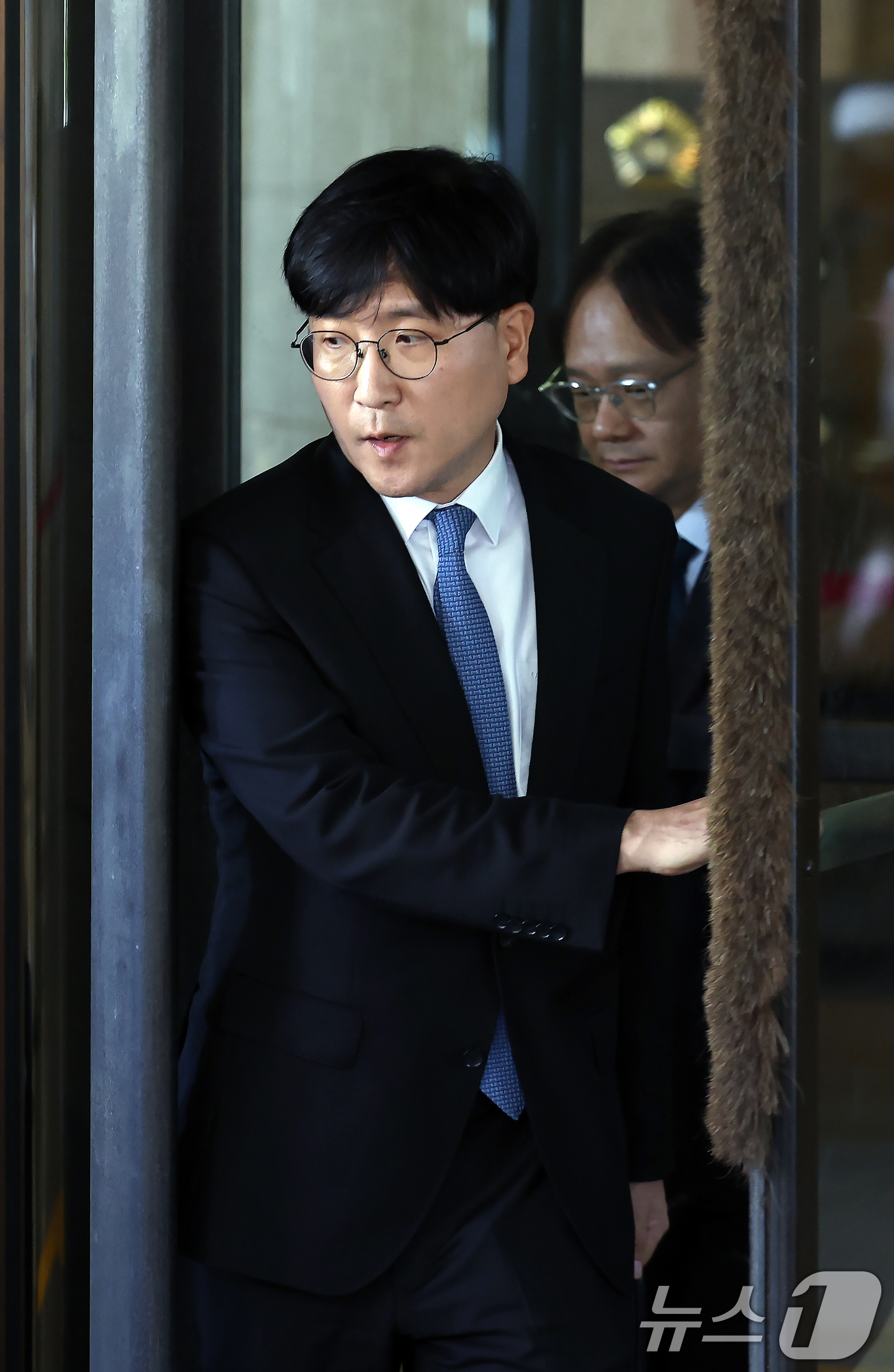 (서울=뉴스1) 박정호 기자 = 최태원 SK 회장 측 이재근, 민철기 변호사가 16일 오전 서울 서초동 대법원에서 파기환송 결정을 받은 뒤 밖으로 나오고 있다.대법원 1부(주심 서 …